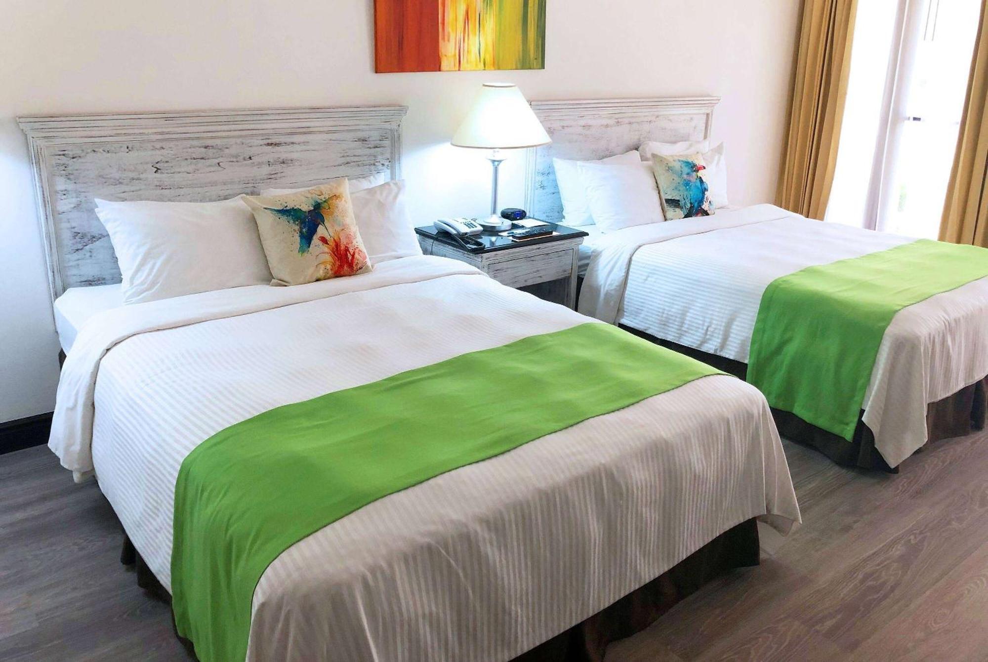Wyndham San Jose Herradura Dış mekan fotoğraf A bed runner