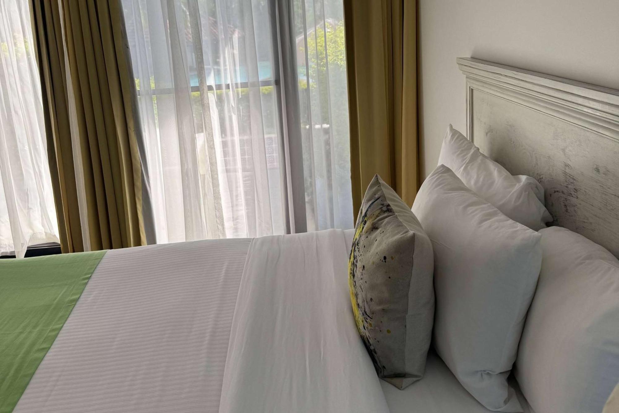 Wyndham San Jose Herradura Dış mekan fotoğraf A bed with pillows
